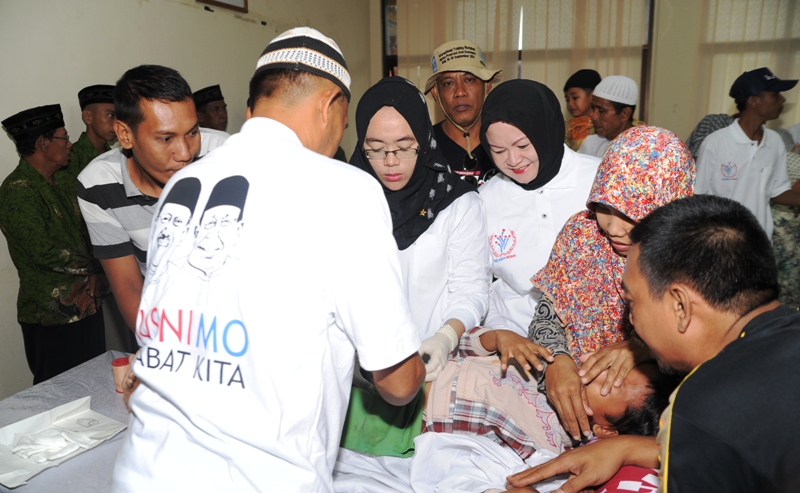 Ketua TP PKK Sumbawa menyaksikan khitanan massal