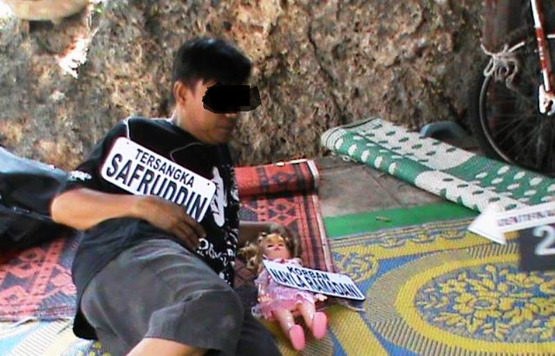 Tersangka SY saat memperagakan adegan pada rekonstruksi