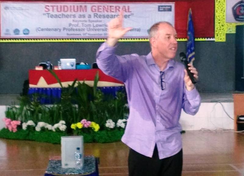 Guru Besar University of Canberra, Prof. Tom Lowrie