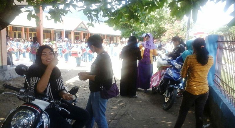 Para orang tua yang memberikan dukungan kepada anak-anaknya