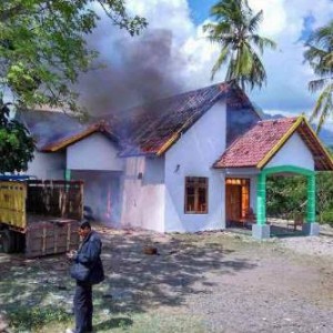 Rumah Pelaku Terbakar
