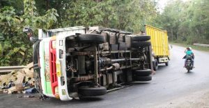 Truk Terbalik 1 Truk Terbalik 1