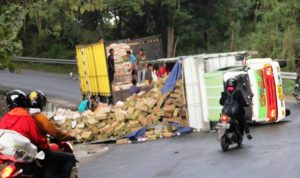 Truk Terbalik
