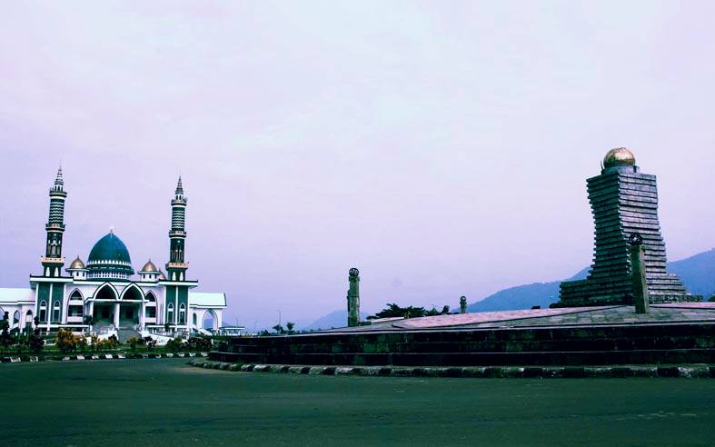 Masjid Darussalam Sumbawa Barat dan Tugu Syukur