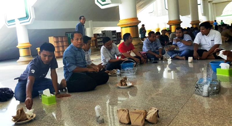 Usai Sholat Dzuhur di Masjid Darusaalam KSB, wartawan dan ASN makan bersama Bupati dan Wakil Bupati