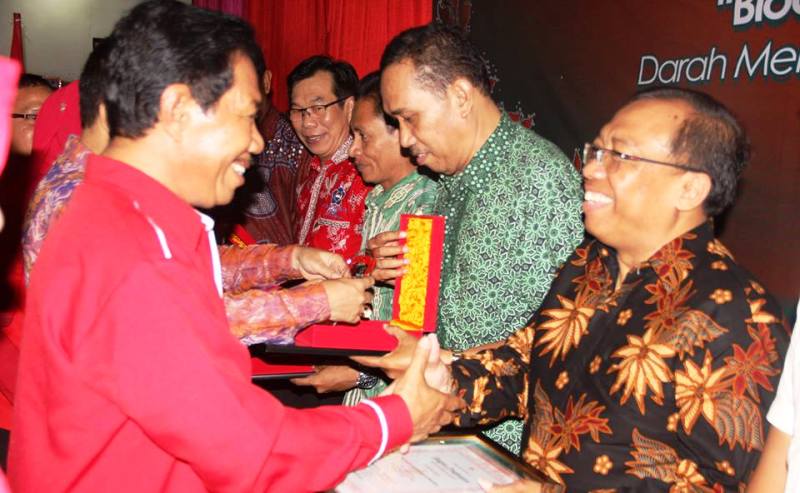Ketua PMI Sumbawa memberikan penghargaan kepada mitra aktif dan pendonor