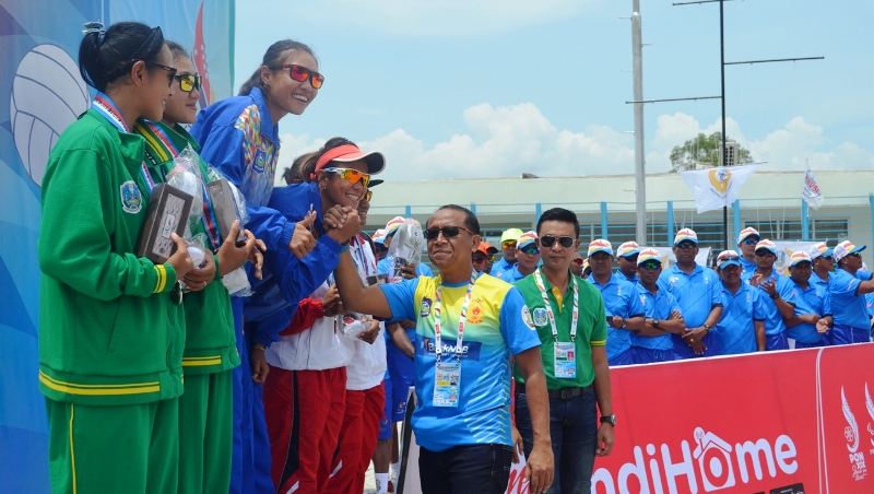 Ketua KONI NTB Andi Hadyanto menyalami Dhita-Dini yang menjadi pemula perolehan medali emas buat NTB 