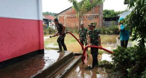 TNI Atasi Banjir TNI Atasi Banjir
