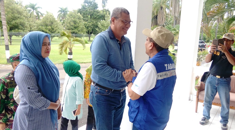 Bupati Dompu Drs. H. Bambang Yasin dan rombongan disambut Wabup Sumbawa, Drs. H. Mahmud Abdullah