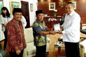 Menteri PDT KSB cinderamata Menteri PDT KSB cinderamata