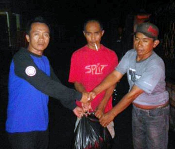 Ketua Tagana Dedi Susanto memimpin anggota membagikan makanan cepat saji kepada korban banjir