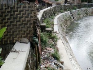 Tebing sungai Lape