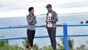Gubernur dan Desi Anwar 1 Gubernur dan Desi Anwar 1