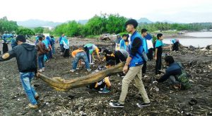 Relawan Bersih Pantai 1