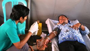 Bupati KSB saat berdonor darah