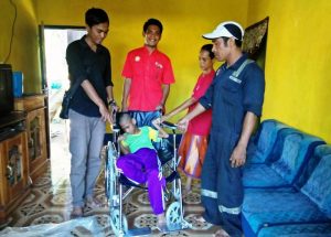 Iman UJB Bantu Kursi Roda