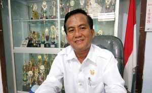 Kepala SMAN 2 Sumbawa Drs. HM. Tahir M.Pd