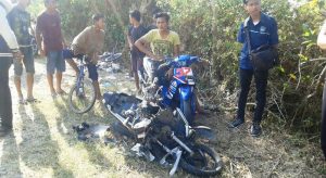 Mobil dibakar 1 Mobil dibakar 1