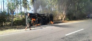Mobil dibakar