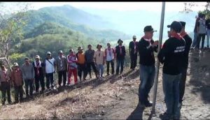 Upacara di puncak bukit