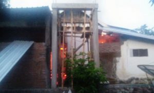 Bakar rumah