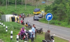 Truk Terbalik Tanjakan