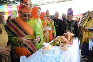 Bupati Cicipi makanan khas