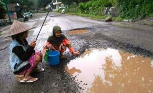 Jalan rusak pancing ikan