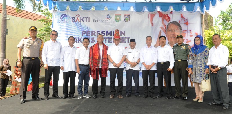 Menteri Kominfo RI Resmikan Akses Internet di Desa Uma Beringin