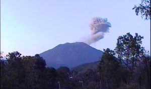Gunung Agung meletus lagi