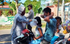 Bidan Bagi Masker
