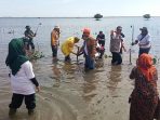 Bupati Tanam Mangrove