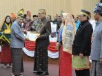 Bupati berikan penghargaan