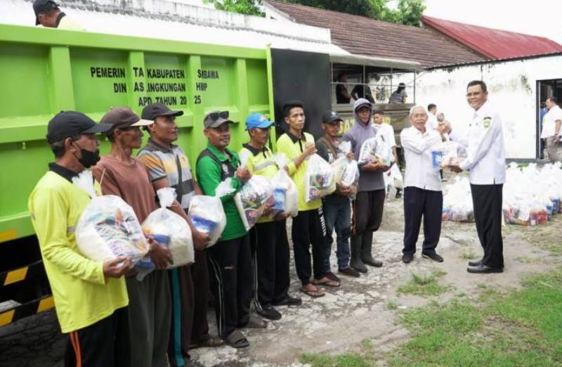 Bupati dan pasukan kuning