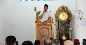 Gubernur Khutbah di Pulau Moyo Gubernur Khutbah di Pulau Moyo
