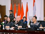Gubernur dan Dewa 19