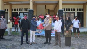 Kapolda Iqbal Bagi sembako
