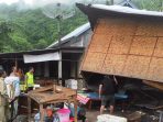 Lapak Rusak ditimpa Pohon