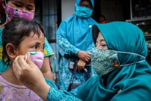 Niken Pasang Masker