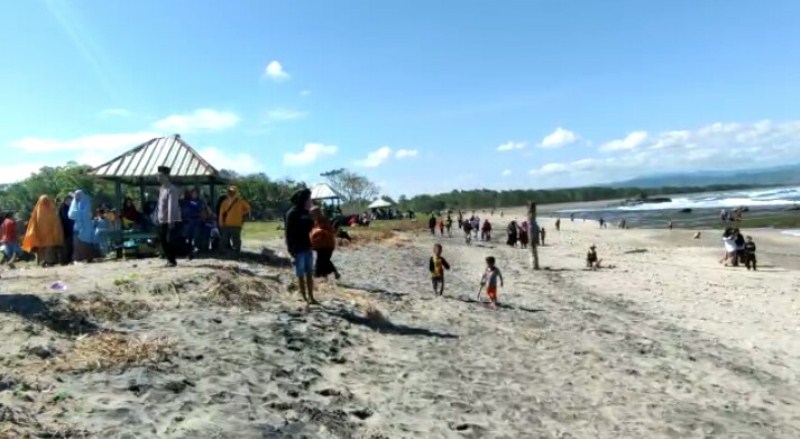 Pantai Telang Lunyuk