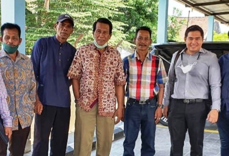 Pengacara Imam Wahyudin SH bersama Ahli Waris Mancawari usai memasukkan gugatan ke Pengadilan Negeri Sumbawa
