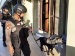 Polisi dan Anjing Pelacak