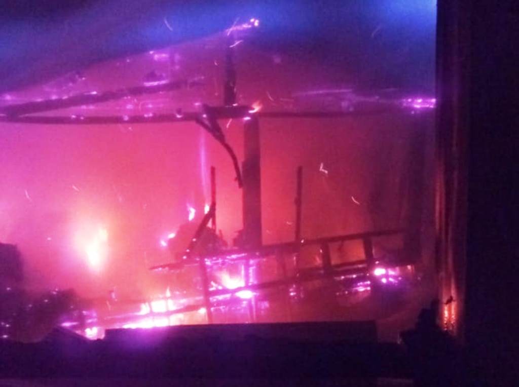 Rumah Panggung terbakar