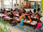 Siswa SDN 1 Utan Belajar di teras