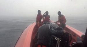 Tim SAR di laut