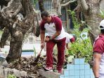 kapolres bersihkan Makam